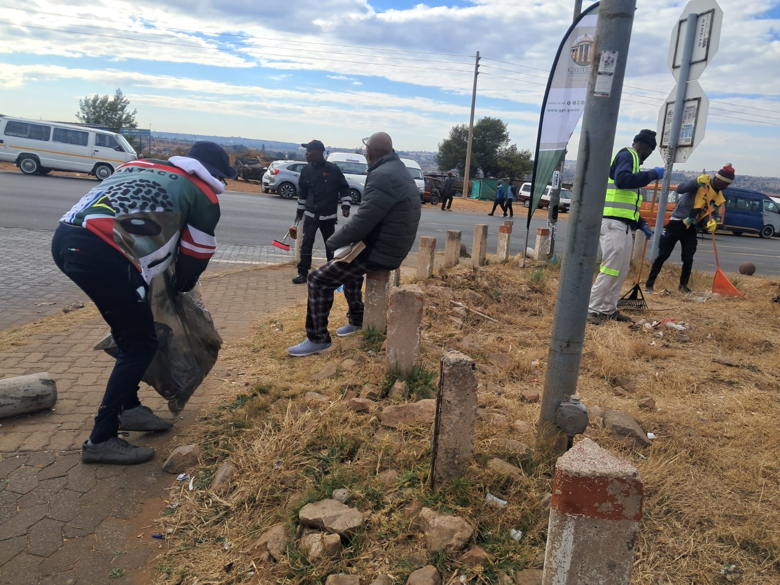 Mandela Day - Volunteers at Rank Roadside