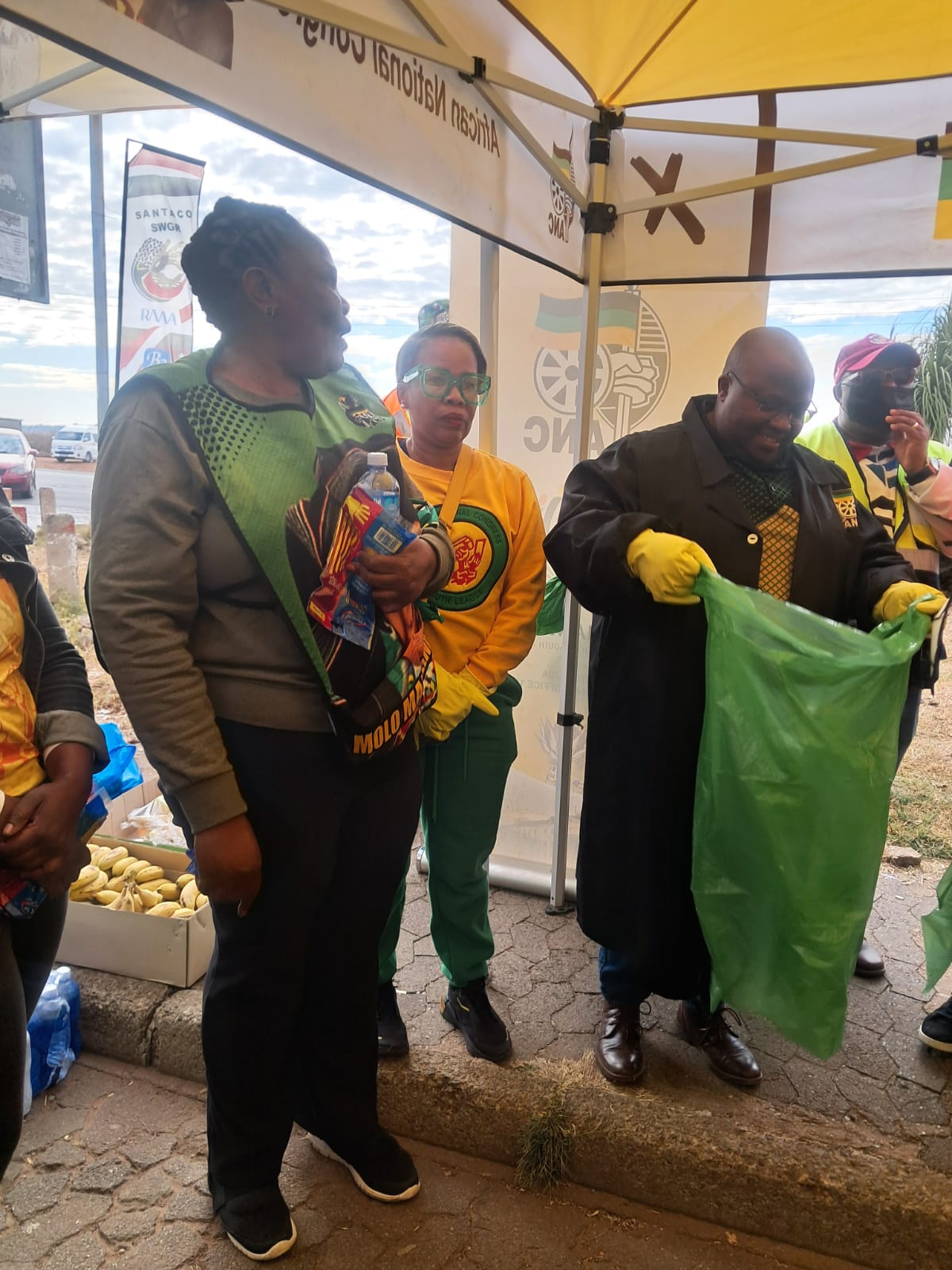 Hands-On Clean-Up Near Hlokomela Banners